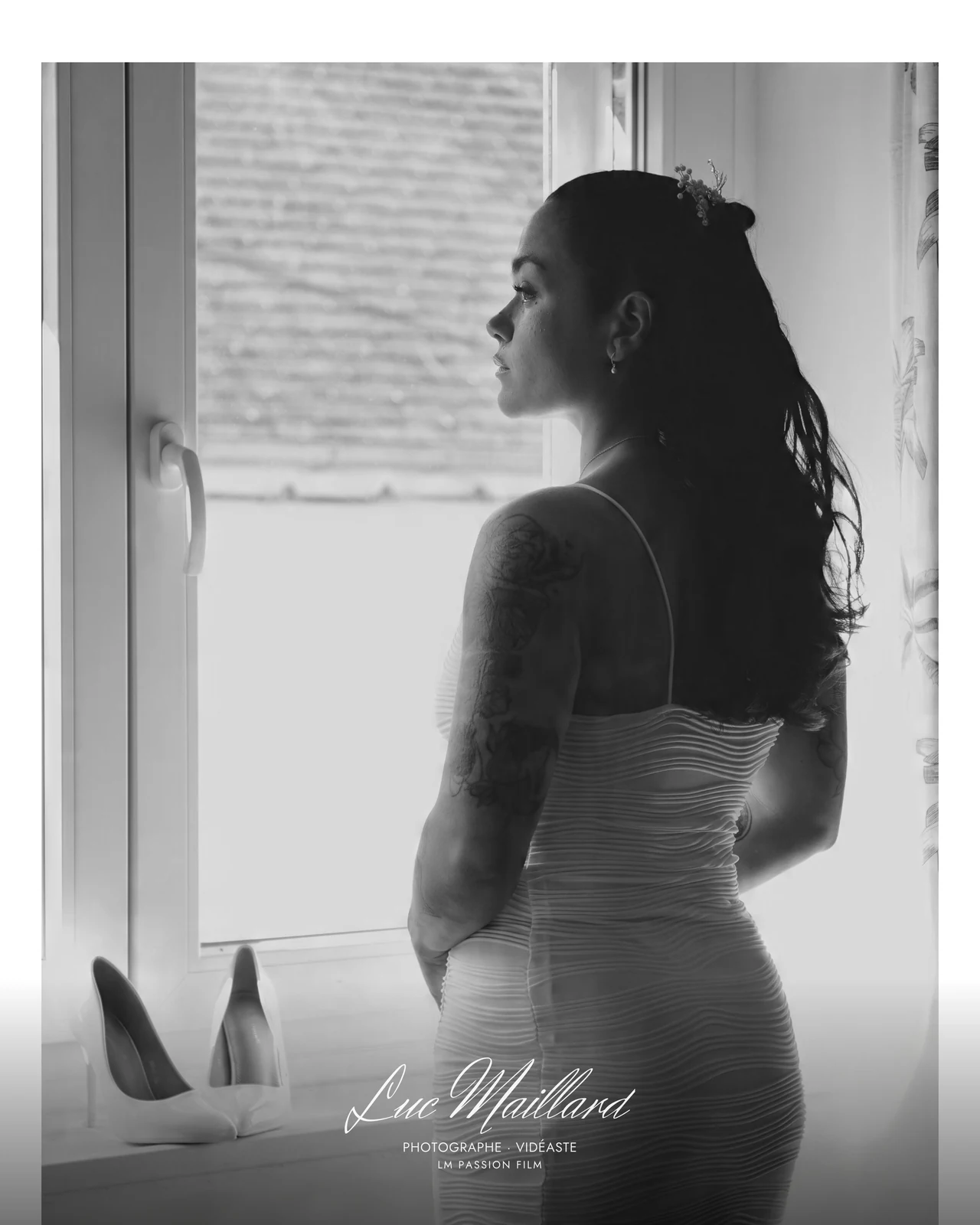 Mariée à la fenêtre, noir et blanc
