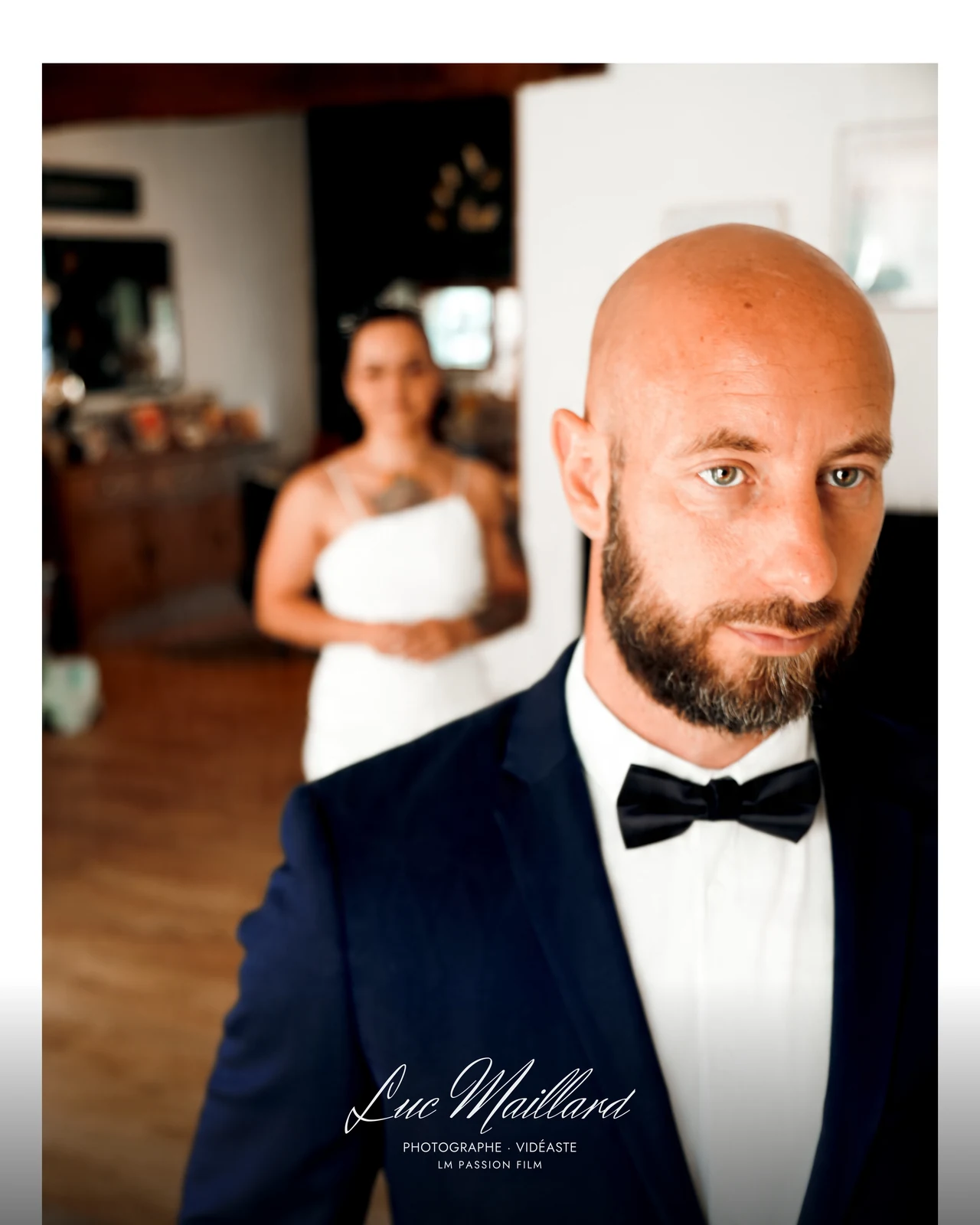 Portrait du marié, la mariée en arrière-plan