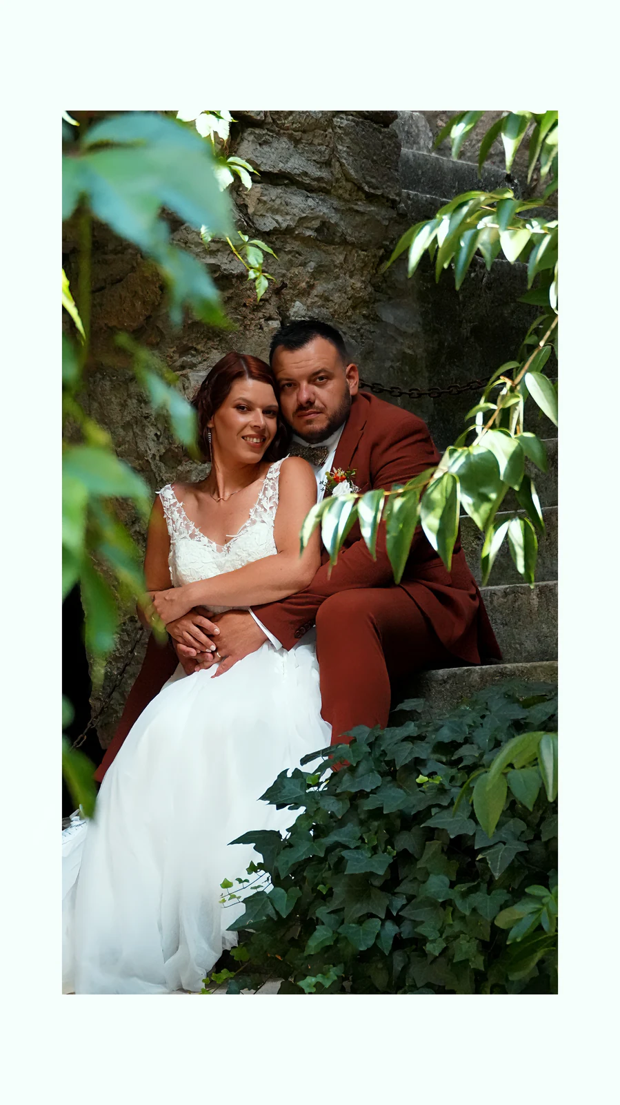 Couple de mariés sur un escalier de pierre