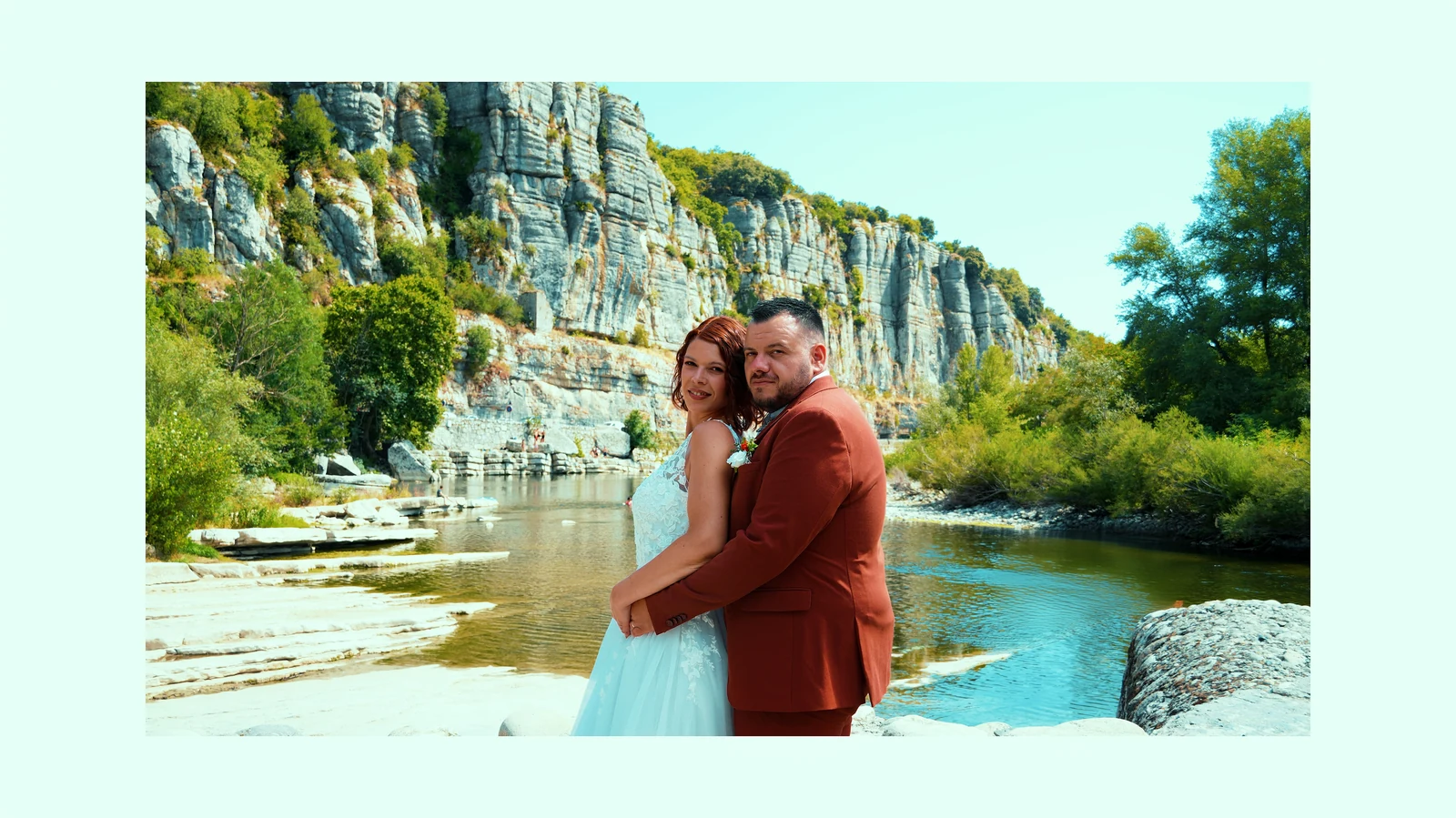 Couple de mariés devant les falaises et la rivière