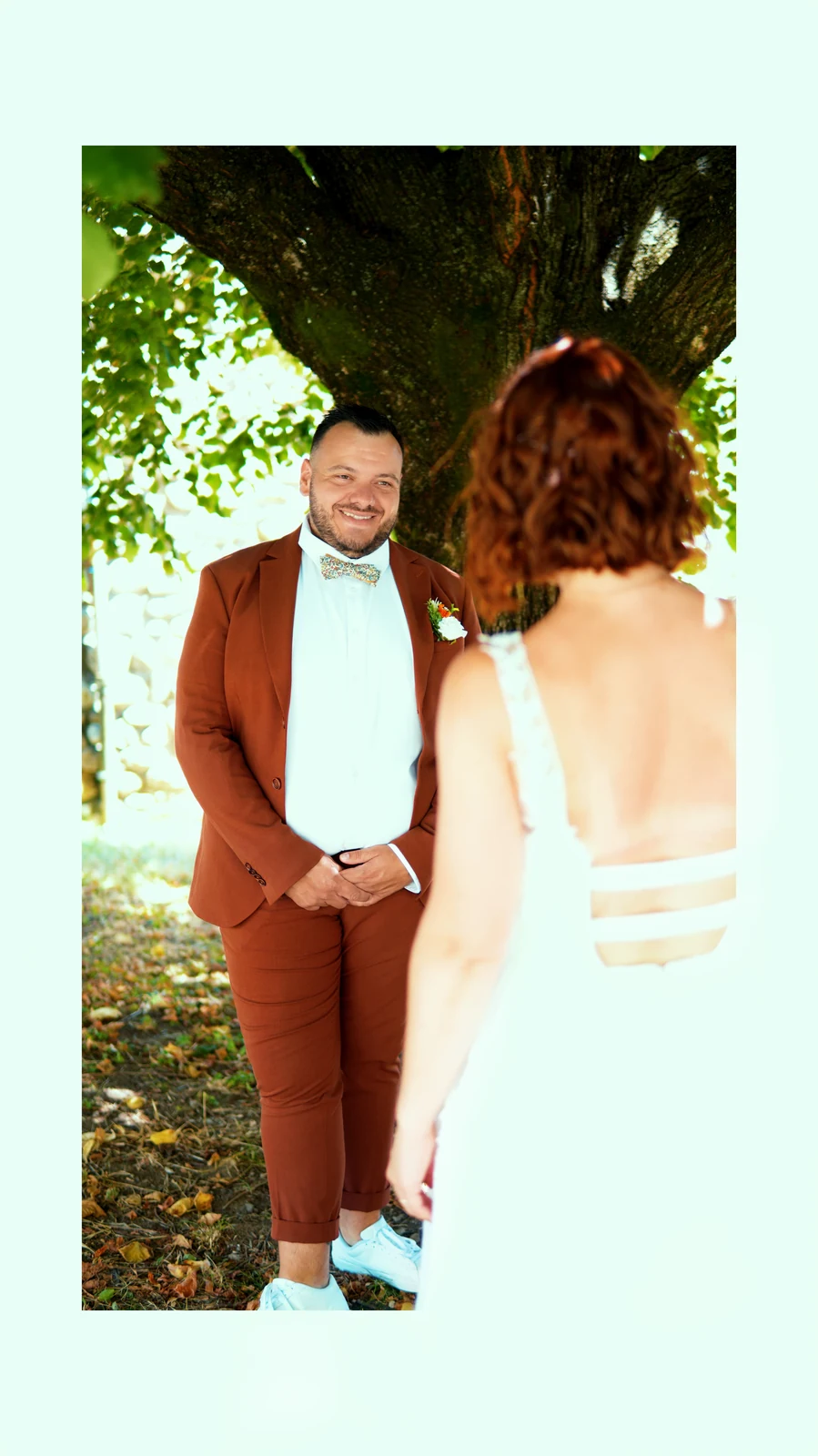 Découverte de la mariée sous un arbre