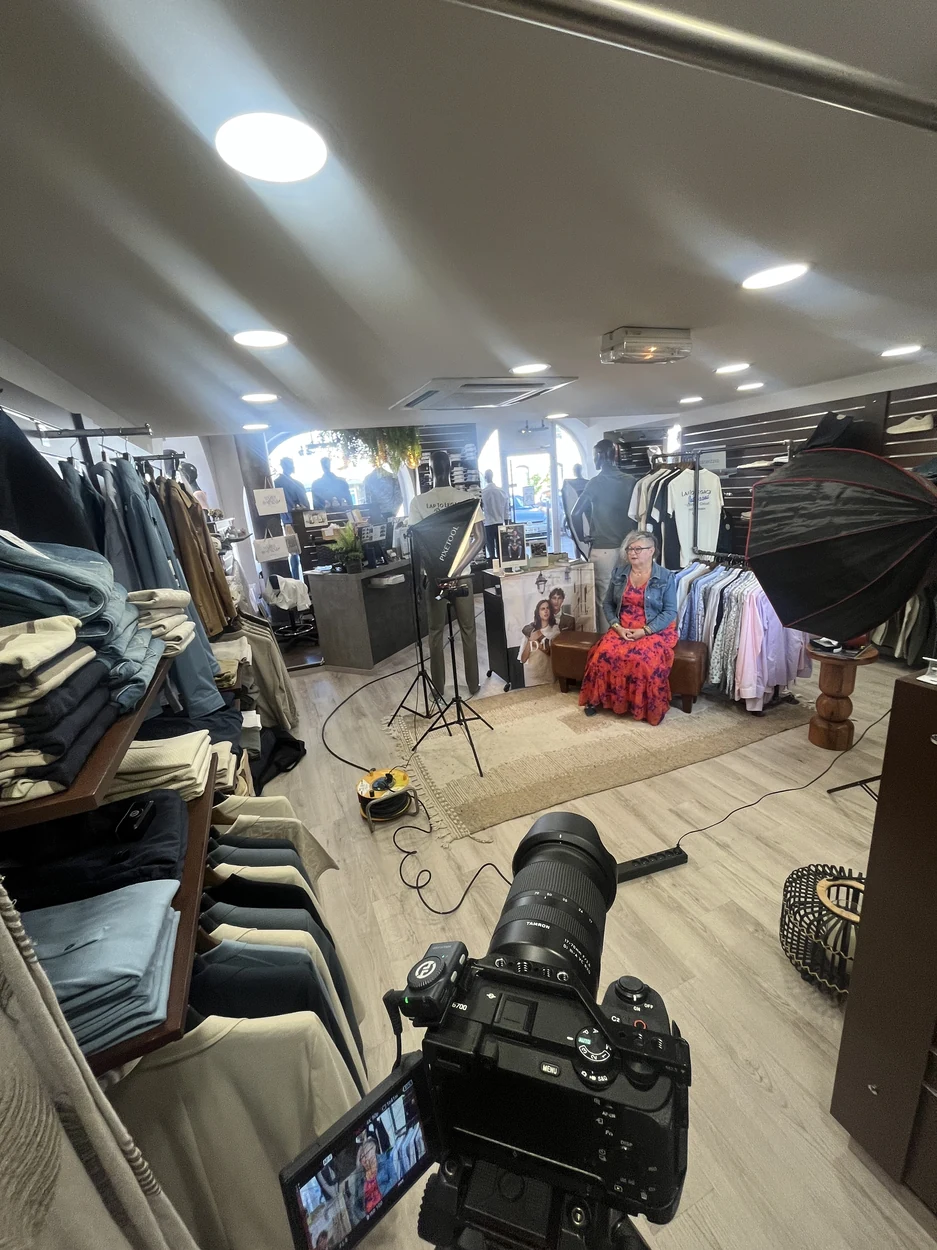 Tournage d'une interview en boutique, éclairages professionnels