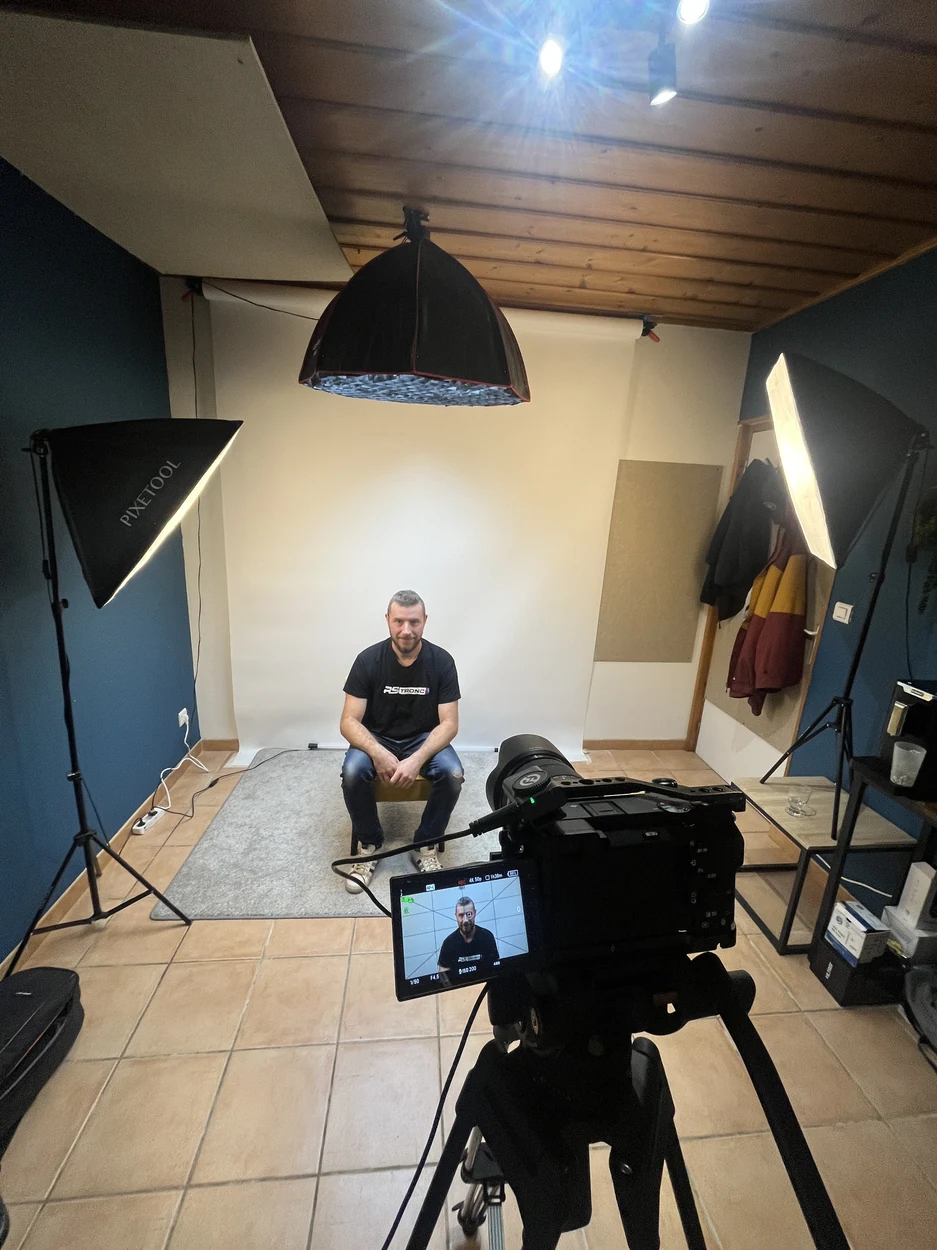 Interview en studio, fond clair et softbox