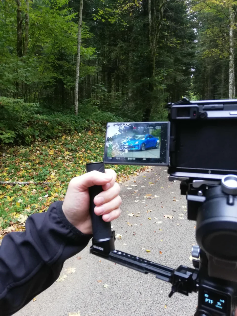 Tournage automobile au stabilisateur en forêt