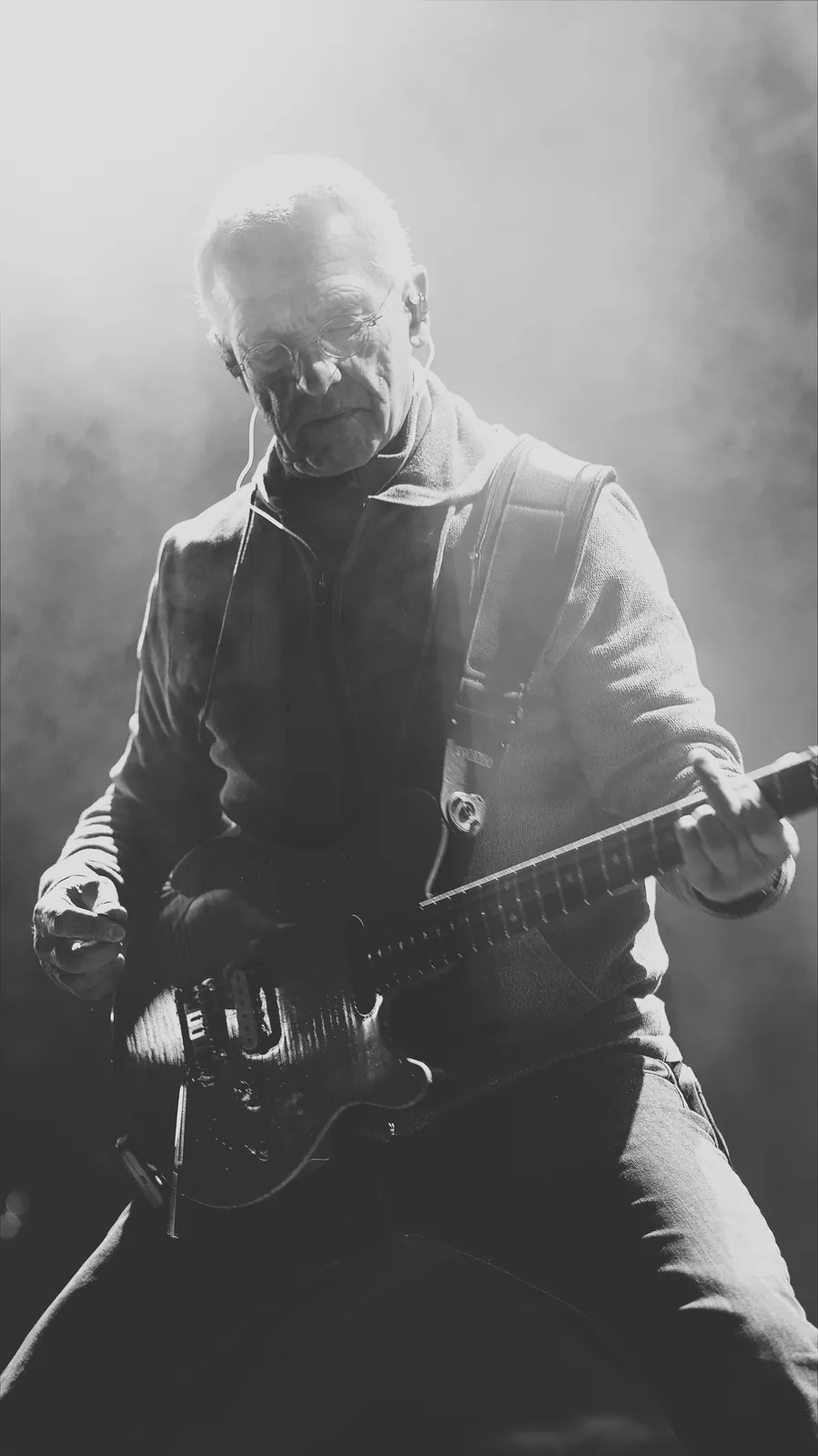 Guitariste concentré sur son jeu, portrait en noir et blanc