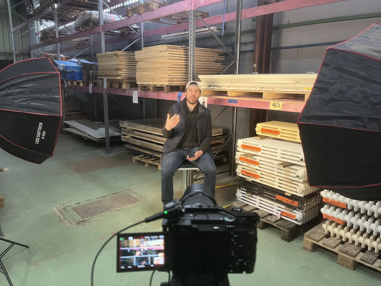 Interview filmée en entrepôt, encadrée par deux softbox