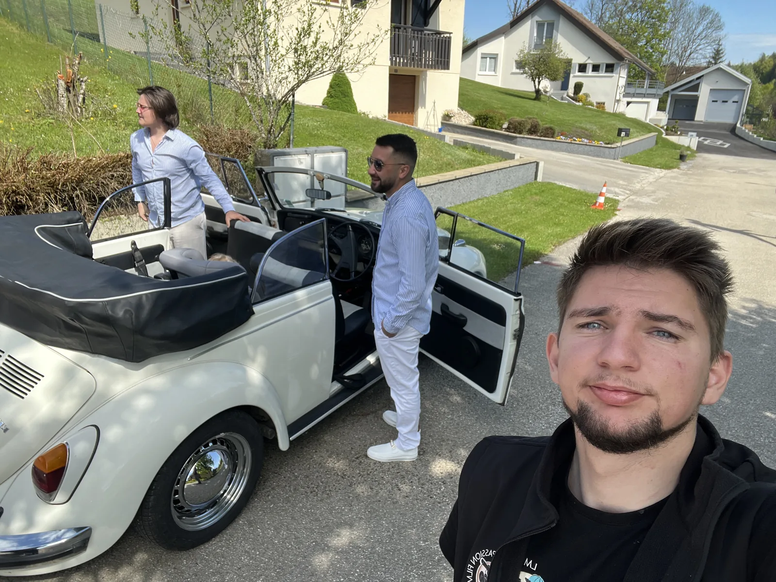 Repérage avec l'équipe avant un tournage autour d'un cabriolet ancien