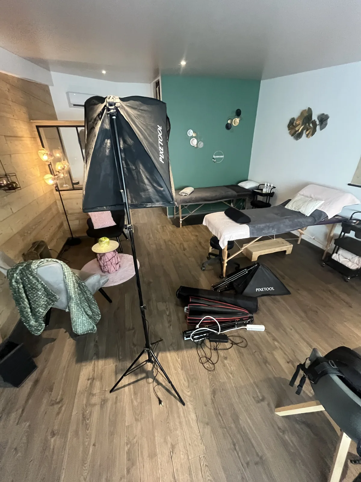 Installation des éclairages avant un tournage en cabinet