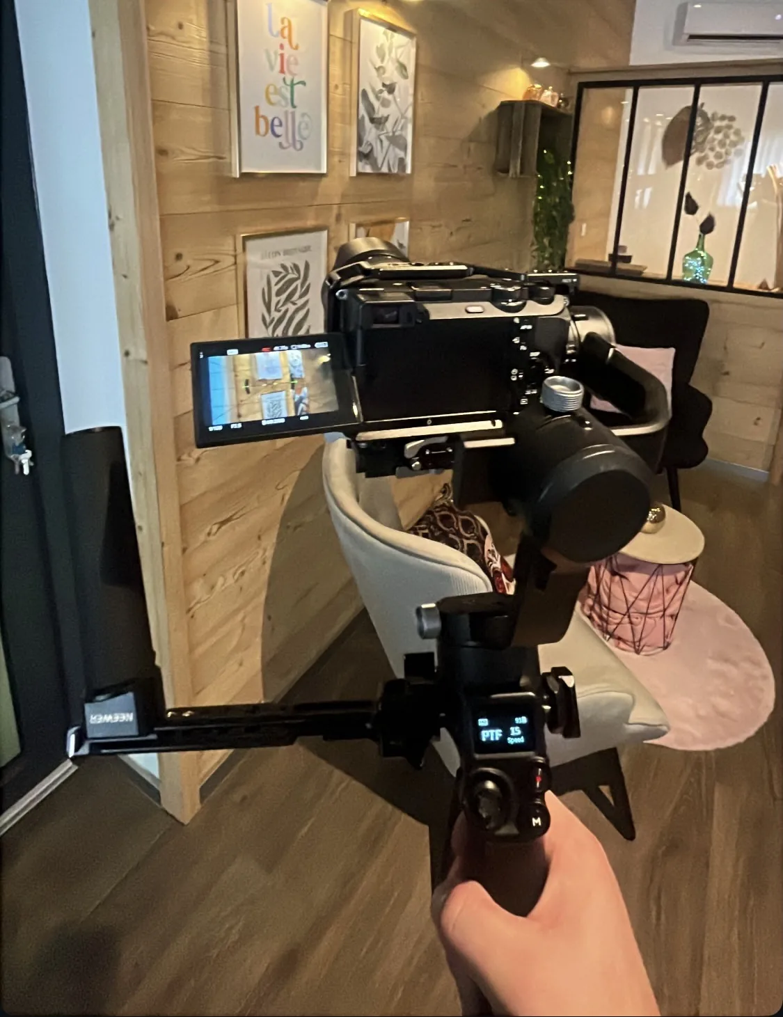 Prise de vue au stabilisateur dans un cabinet de bien-être