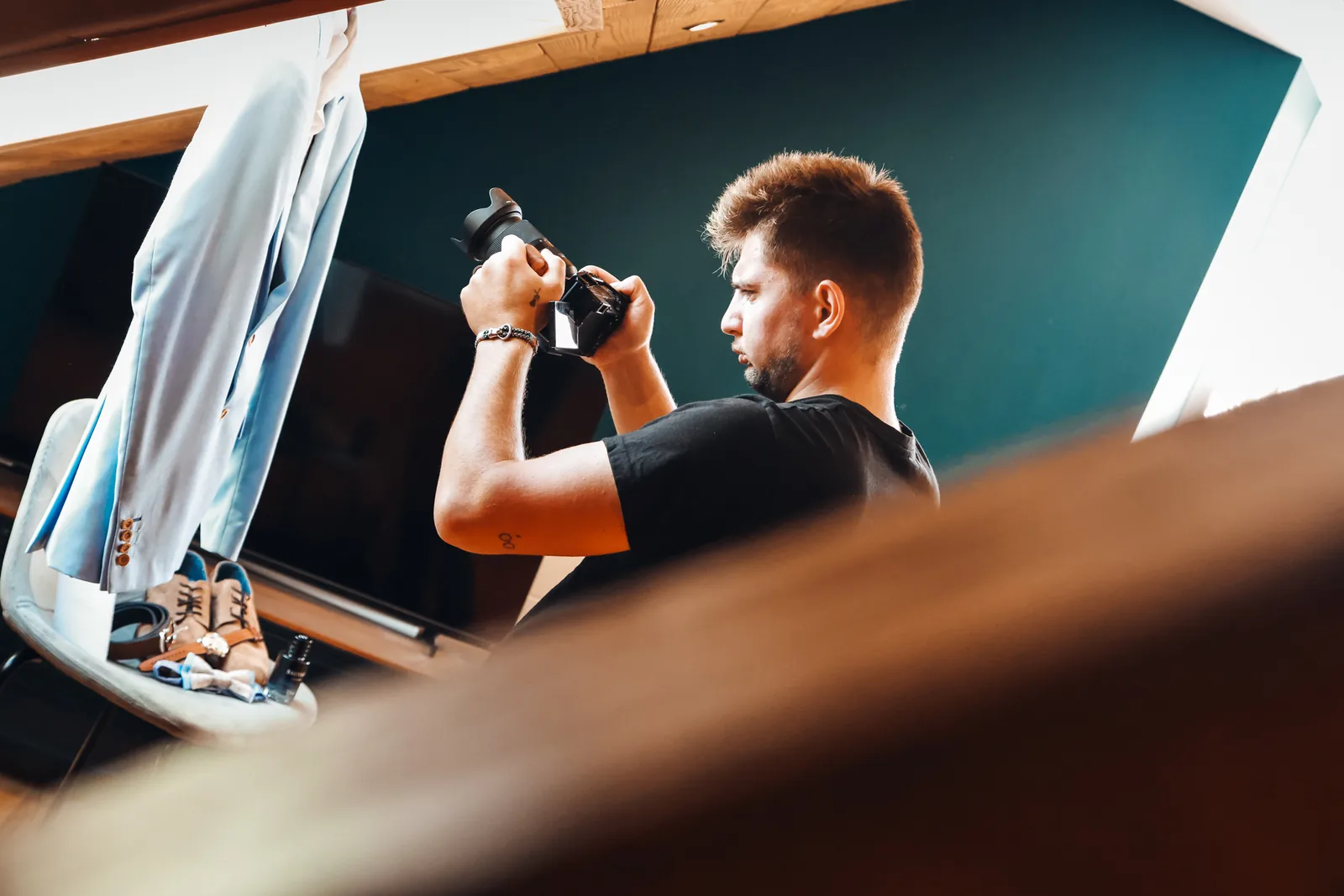 Luc Maillard photographiant les détails des préparatifs du marié