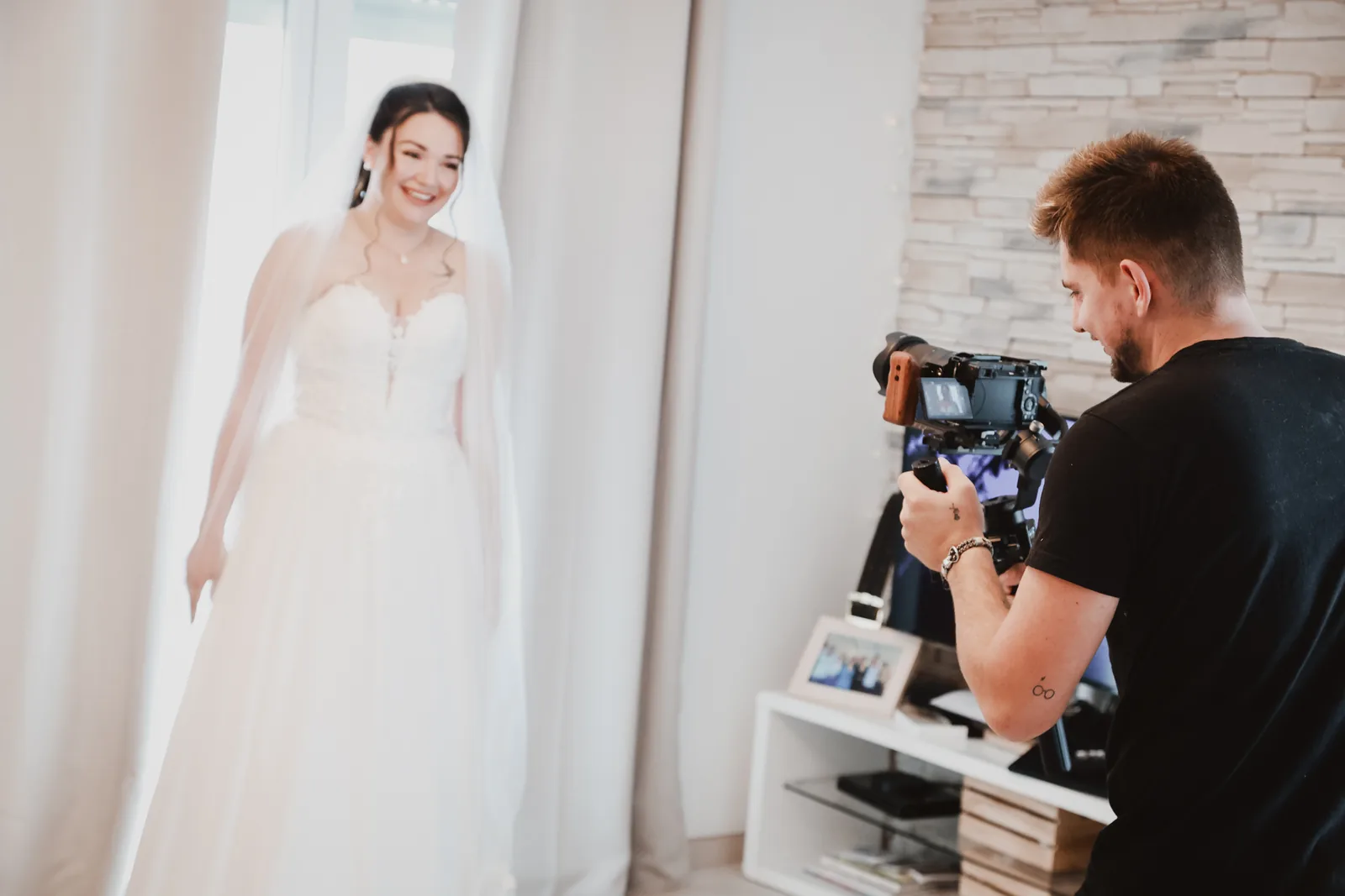 Luc Maillard filmant la mariée lors de la découverte de sa robe