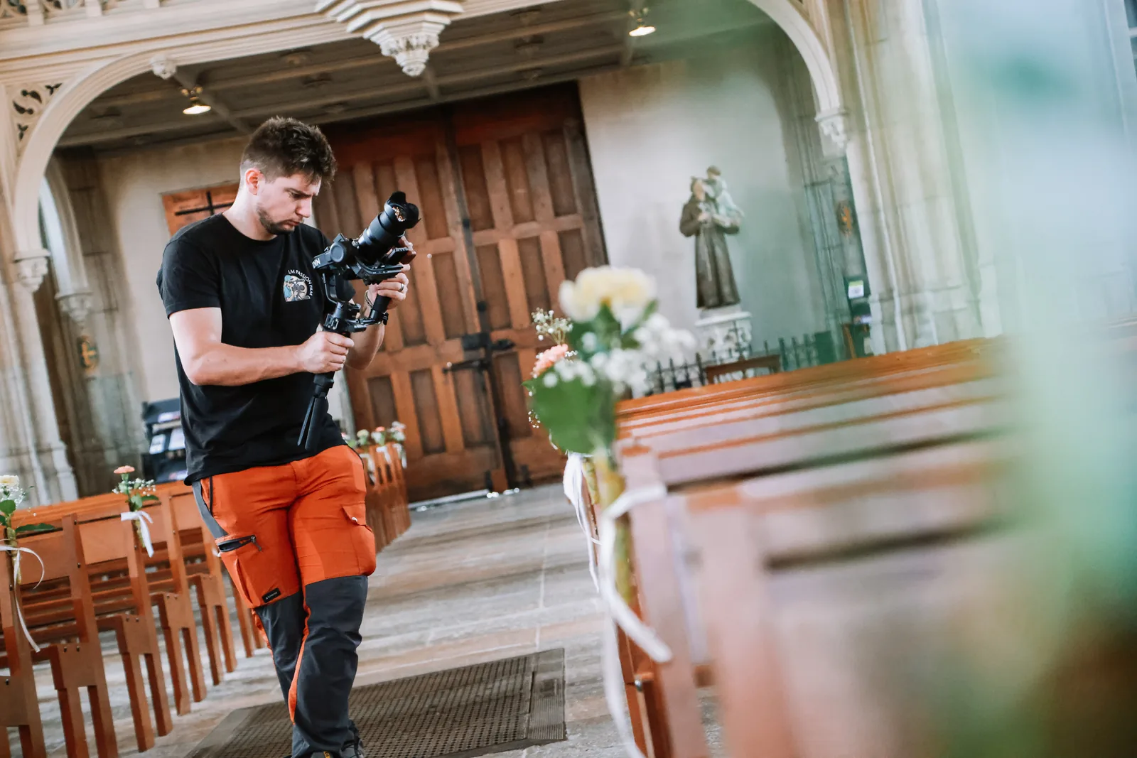 Luc Maillard préparant ses cadrages dans l'église avant la cérémonie